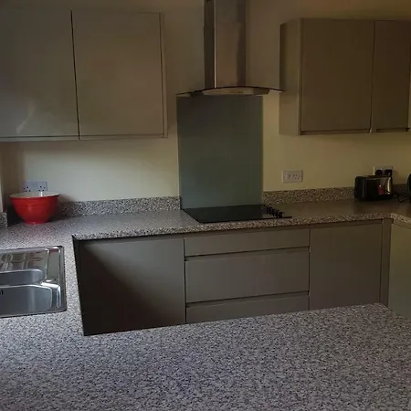 Luxurious 3-bedroom With Garden & Free Parking Near Clifton & Blaise Feriehus